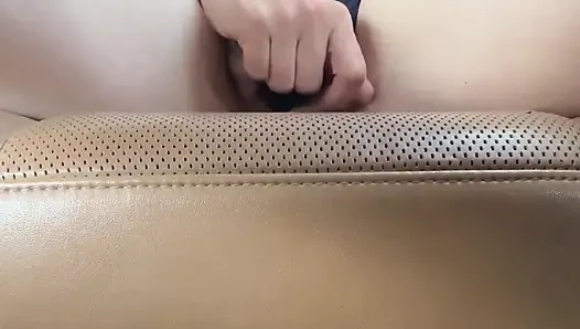 Aku lagi asik muasin memekku di dalam mobil