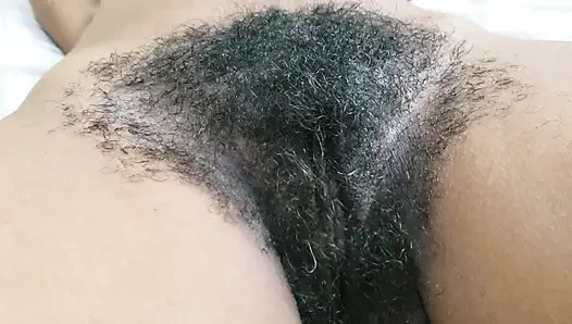 Göz alıcı yatak odası titreşimleri ile kıllı amcık olgun güzellik