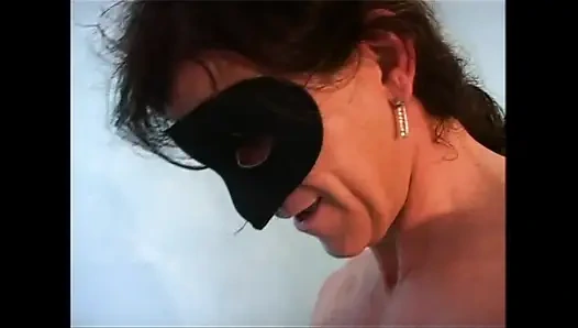 Молодую шлюшку в маске с красивыми сиськами трахнули и камшот в рот в любительском видео