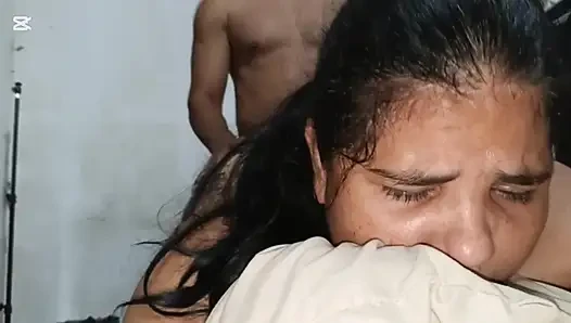 Pembantu latina yang seksi banget akhirnya dientot sama kontol besarku. Dia berteriak bahwa itu sakit, tetapi dia suka merasakan penisku di vaginanya.