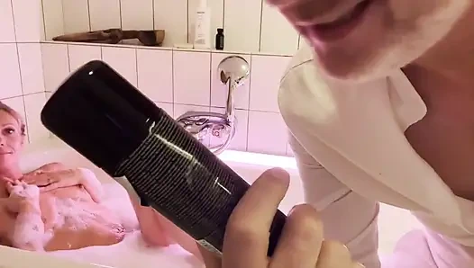 Sarışın orta yaşlı seksi kadın, ateşli latin ve yaşlı adamla üçlü yumruk sokma