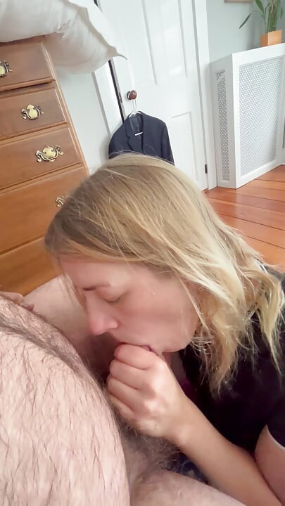 Kuk sugande fru sväljer sin sperma