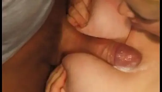 Трахнутую в сиськи грудастую немецкую милфу отдолбили перед тем, как получить сперму на ее сиськи