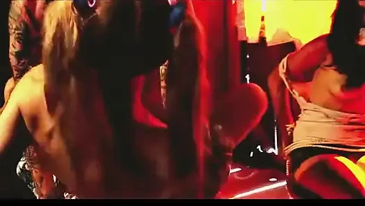 Geile blondine wird gefickt, während ihr gefesseltes küken neben ihr sitzt