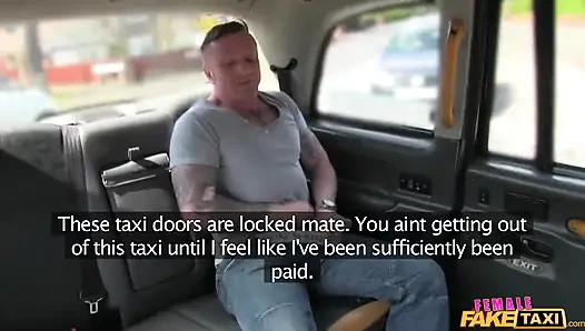 Weibliche fake taxi - tätowierter typ gibt dem fahrer eine gesichtsbesamung für einen tarif