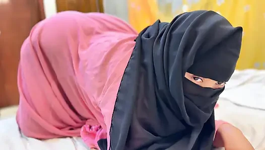 Aku lagi asik muasin memekku pakai jilbab umur 18 tahun dan berhijab!