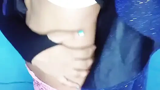 Güzel Hintli yalnız kız heri amcığını gösteriyor