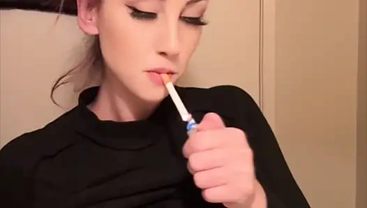 Artemisia Love курит сигарету и показывает свои идеальные сиськи