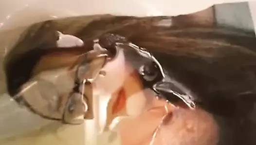 Sürtüğü sidikle su basıyor