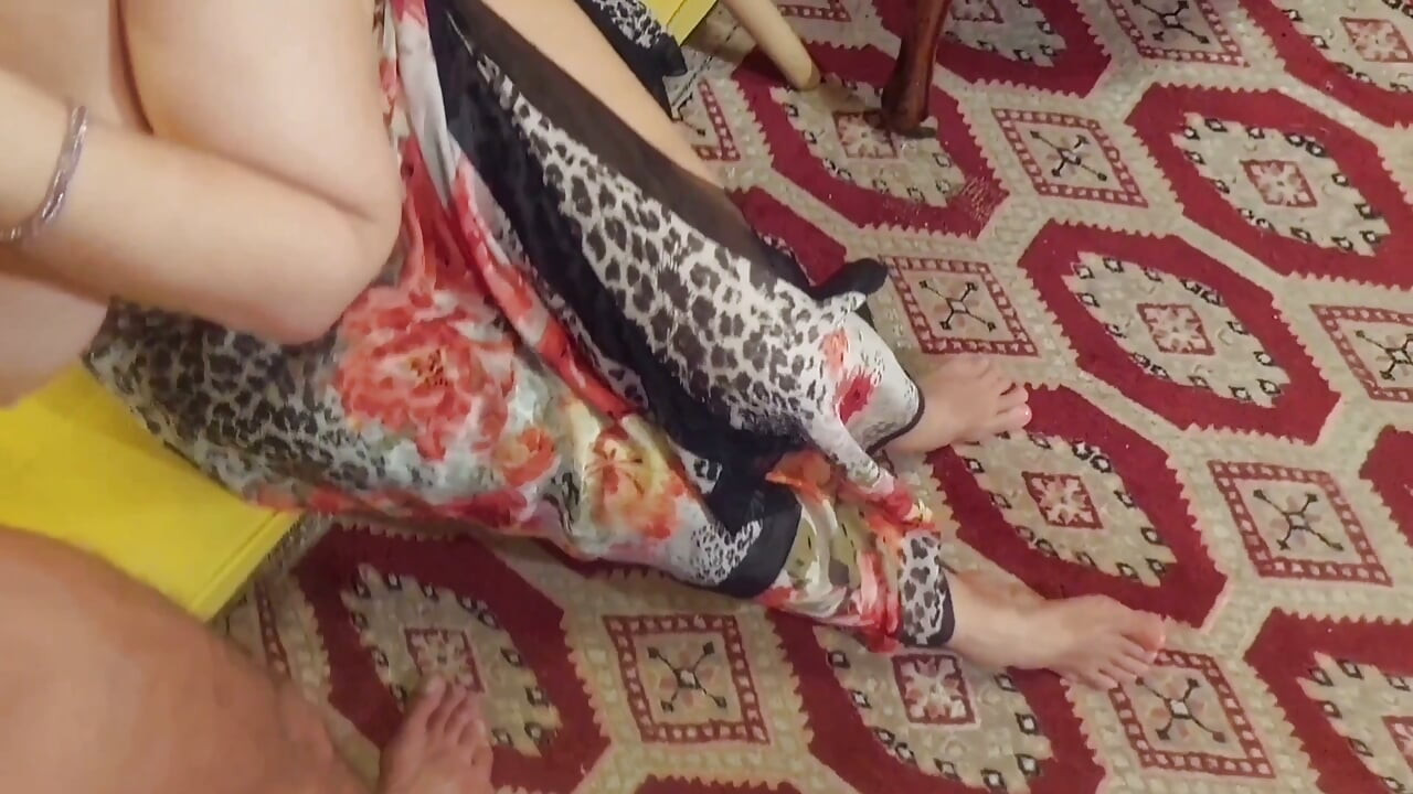 אישה בלונדינית יפה נהנית מזיון