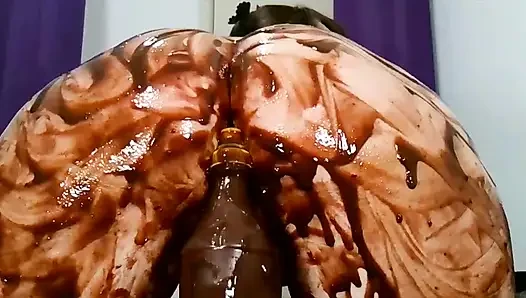 Twerking pantat besar menyebarkan cokelat ke seluruh pantat