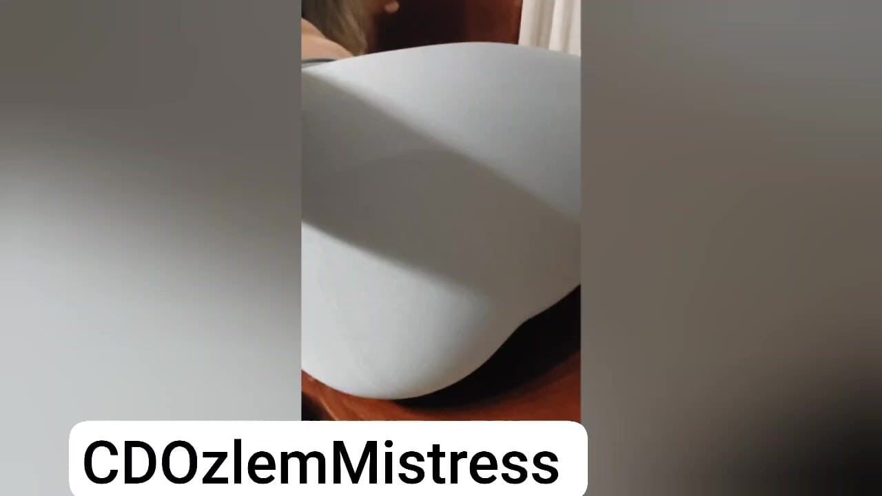 Crossdresser juicy ass farts