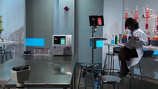 Breanne Benson ve Isis Love sikişerken büyük göğüslerini ekiyor