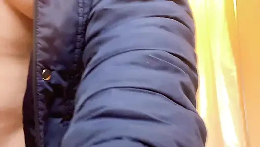 Hana на кухне готовит, то ей нужно пойти пописать в туалет