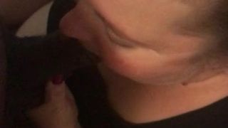 Une BBW suce une grosse bite noire et se fait baiser en levrette