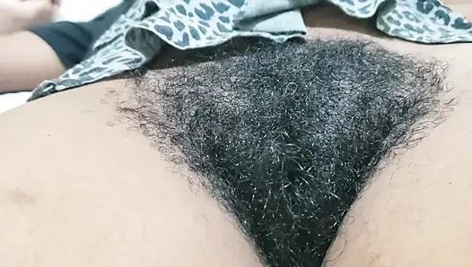 Schöne reife frau mit behaarter muschi und sexy selbstvertrauen