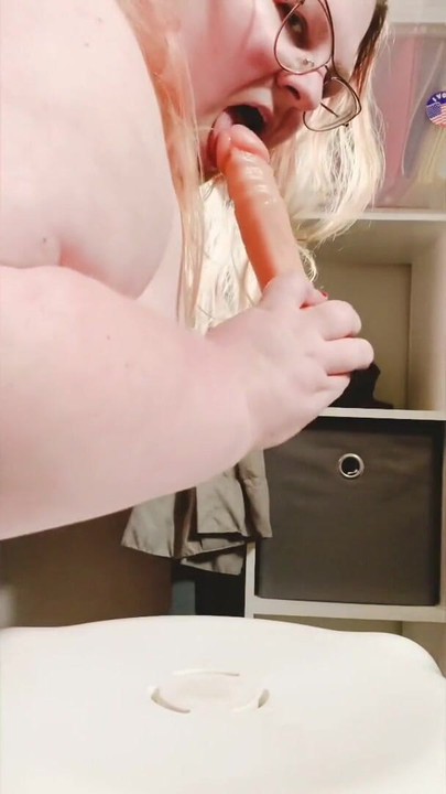 Zapanjujući trenutak iz "SSBBW Dildo Riding"