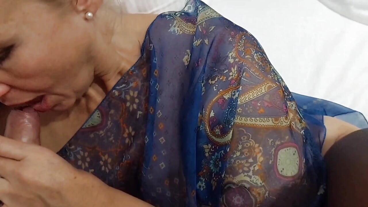 เมียผู้ใหญ่ผมบลอนด์มือสมัครเล่นสนุกกับการเย็ดหลังเดิน