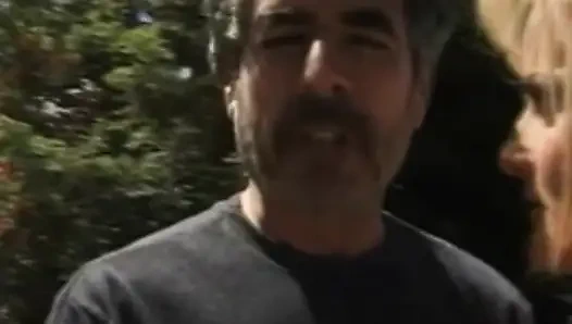 Suami berbagi istri seksinya