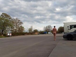 Desnuda en el estacionamiento de crucero
