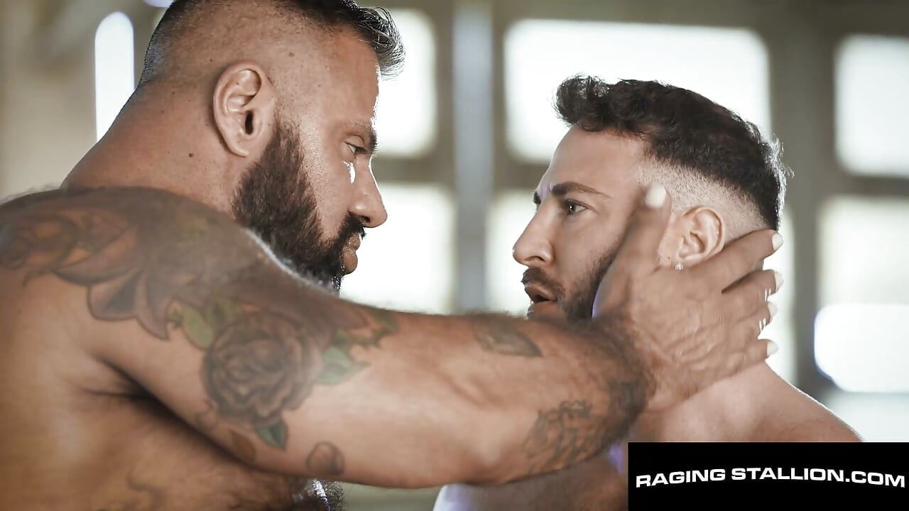 RAGING STALLION - 两个性感肌肉男在肮脏车库里狂野肛交