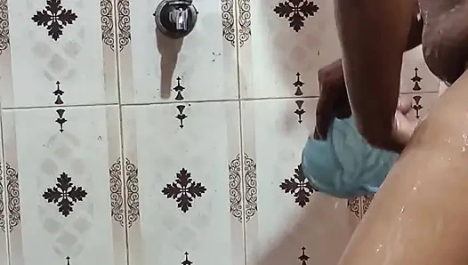 Gadis india asal mallu lagi asik mandi dan pengen dientot lebih sempit