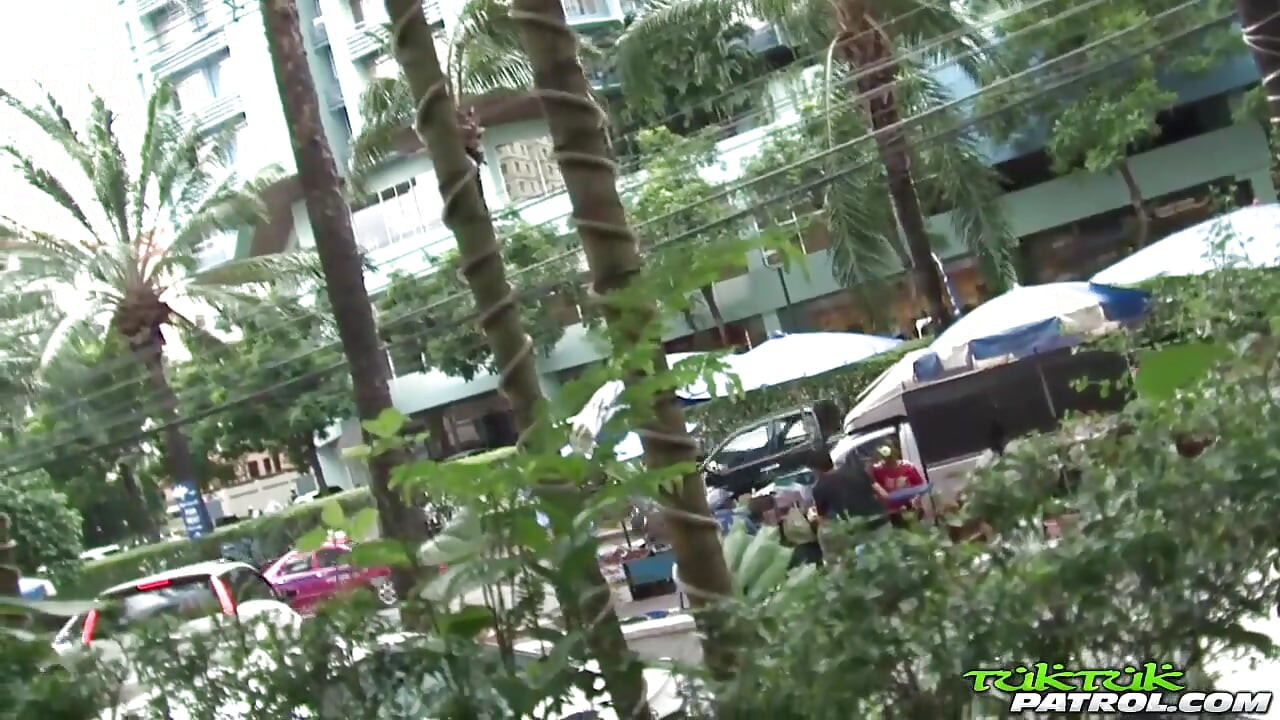Chuda tajska Azjatka zerżnięta w obu dziurach