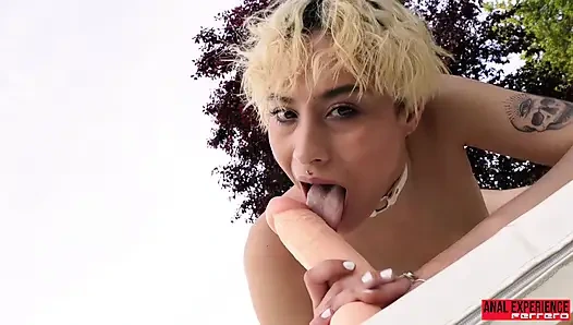 Heißes thai-mädchen wird im park von drei geilen typen gefickt.