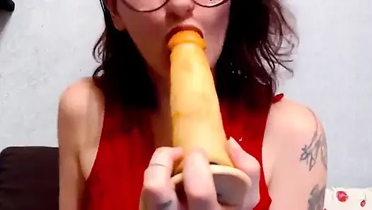 Heißes mädchen lutscht deinen großen schwanz