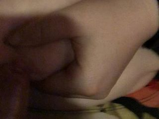 Minha mulher pingando leite de peitos no meu pau.