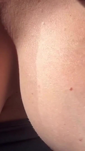 Momento sbalorditoe da da "Artemisia Love milf italiana con grandi tette fa rimbalzare le sue grandi tette all'aperto al sole grandi capezzoli duri"
