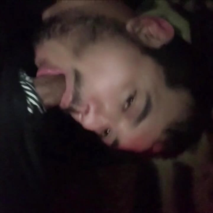 이 젊은이의 자지 크기를 봐야해, 놀고 나면 나는 그것을 삼킬거야!