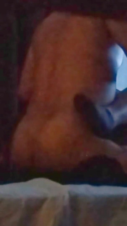 Veoma obla i ugomedavajuća studentkinja prolazi kroz svoje predmete. | Klip 2