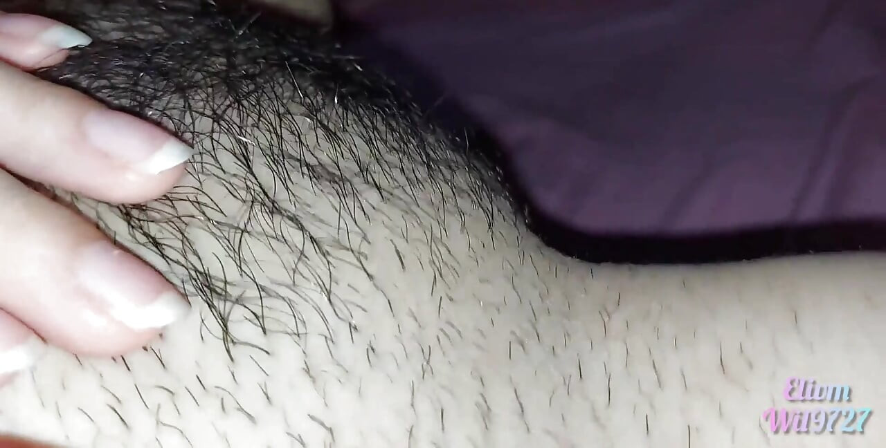 XXX Desi Sora mea vitregă mă lasă să mă joc cu pizda ei când vine în vizită ea ajunge pe patul meu