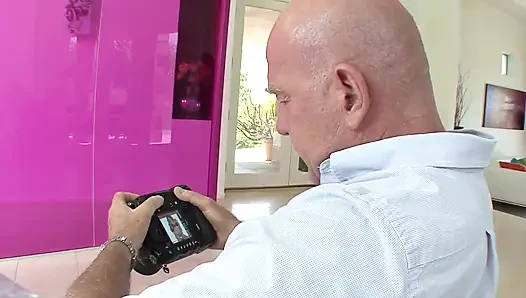 Yaşlı kel üvey baba üvey kızı için yatak odasında müstehcen bir teklifte bulunmaktadır