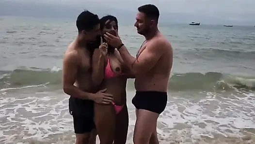 Sahilde iki kediyle tanıştım ve onlarla sikiştim