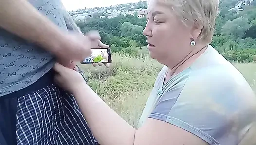 Я мастурбую хуй в парке и кончаю в рот шлюхе