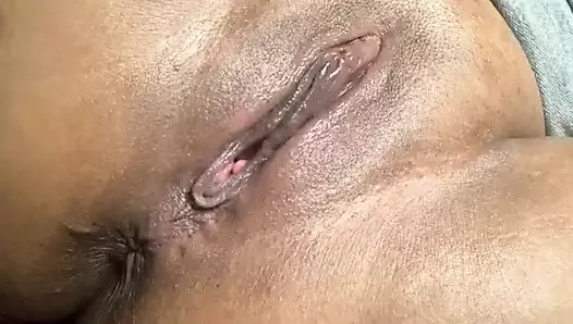 pretty slut milkteabby plays with her clit (close up)