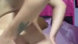 Tatuado babe masturbándose 2