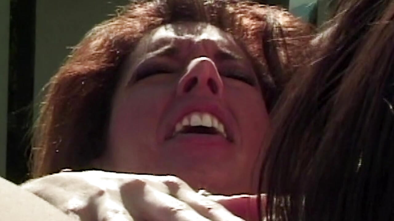 Gier überschreitet jede Grenze mit frechen College-Girls