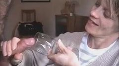 Une femme boit du sperme dans un verre