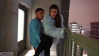 Спермоприемная эмо-девушка в грубой встрече по лестнице