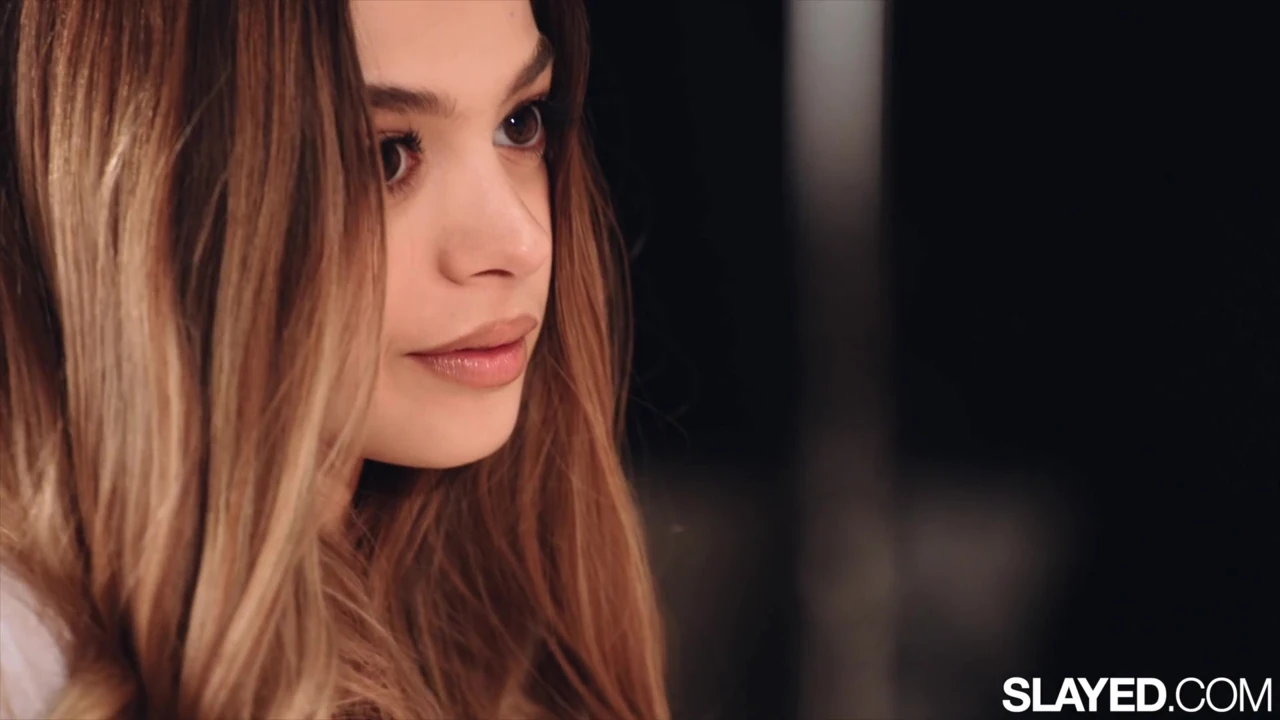 Mükemmel minyon ikili Molly Little ve Madi Collins boşalana kadar ıslak amcıklarını makaslıyor