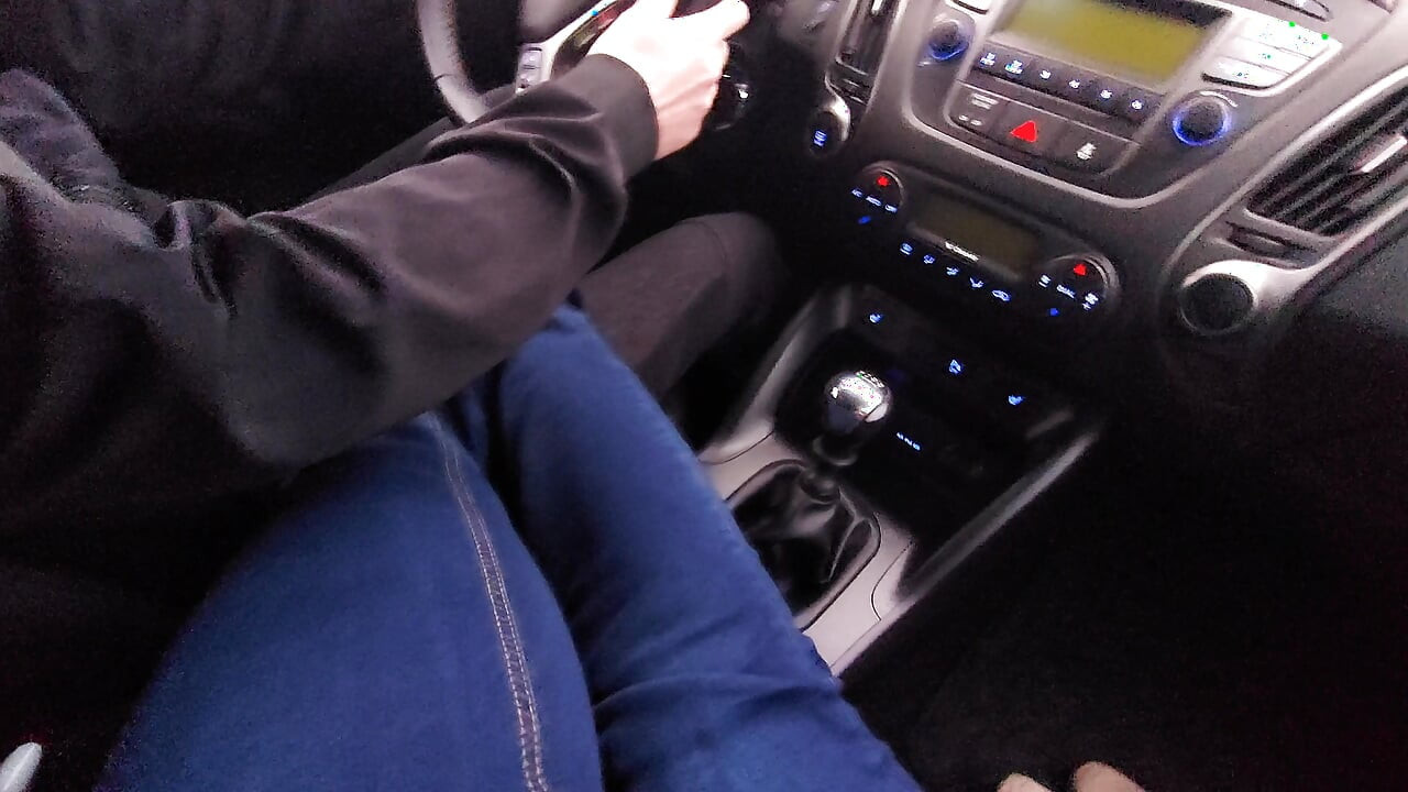 Amateur MILF in jeans and nylon socks gives a taxi driver a footjob