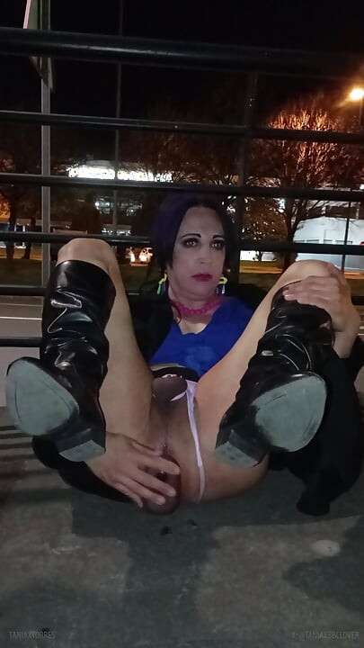 Taniax masturbiert auf der straße mit einem großen schwarzen dildo in sexy minirock