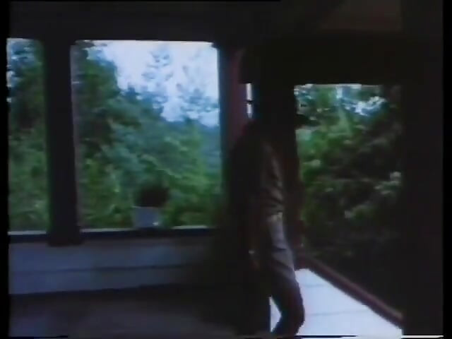 Stary brudny strażnik wali młodą dziewczynę harcerza od tyłu