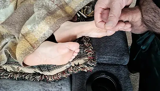 Sevimli ayaklarına ve ayak parmaklarına mastürbasyon yapıyor ve boşalıyor