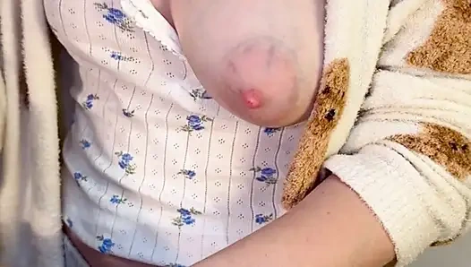 Masak di rumah - pamer toket alami dan sekilas susu