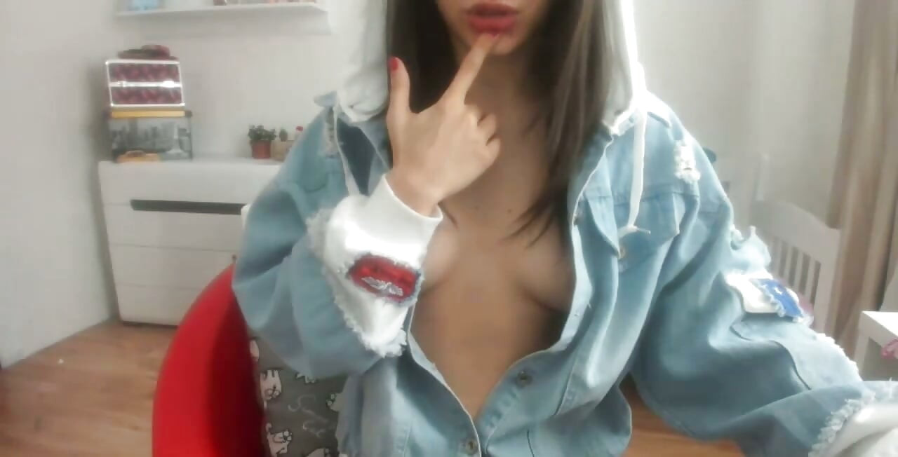 Κάμερα με ασιατικό Hottie με τζιν που δείχνει μεγάλες ρώγες