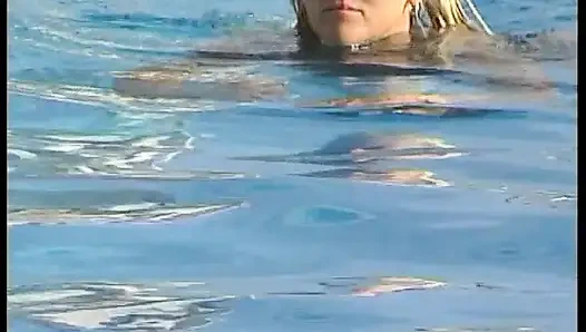 Gadis rambut pirang nyepong kontol besar sampai toketnya dicrot di pinggir kolam renang